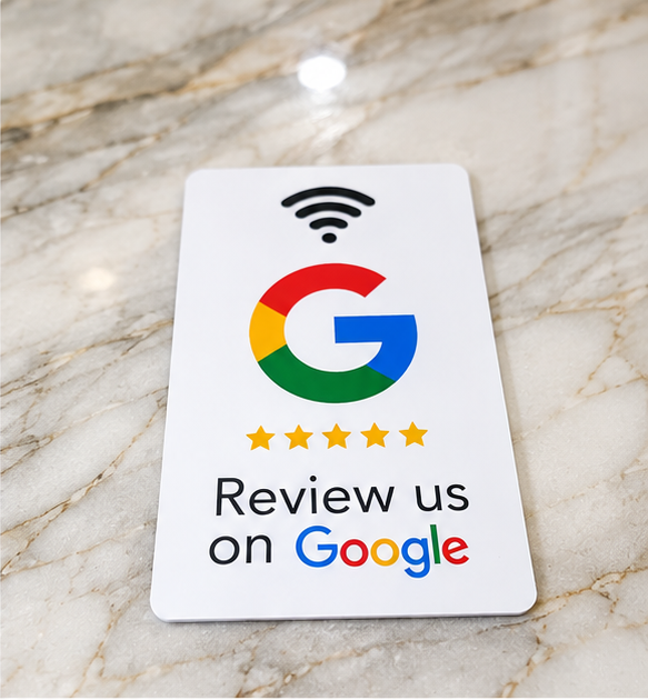 Biała karta NFC z logo Google i napisem Review us on Google